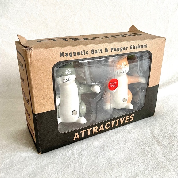 Attractives Magnetic Hugging Cats Salt and Pepper Shakers - Picture 1 of 12